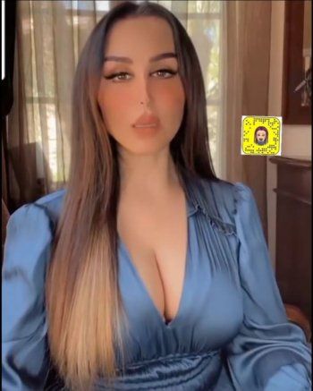 شاهد .. هند القحطاني تمتنع عن تسكير فتحة فستانها حتى لا يخترب موديله: ما أحب أحط شي وأغطيه! -بالصورة