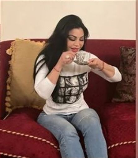 هيفاء وهبي فطرت و ريحت علي الكنبة من ” البط ” – شاهد