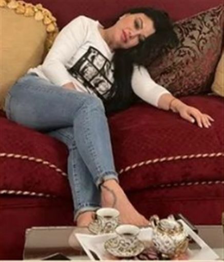 هيفاء وهبي فطرت و ريحت علي الكنبة من ” البط ” – شاهد