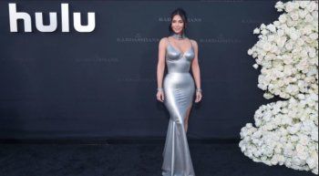 شاهد .. كيم كارداشيان بإطلالة مميزة باللون الفضي.. والجمهور يتفاعل