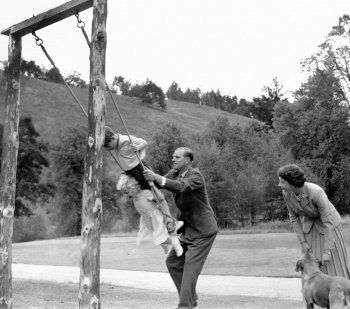 شاهد .. بالصور - الأمير تشارلز يستذكر والده بمناسبة ذكرى وفاته الأولى
