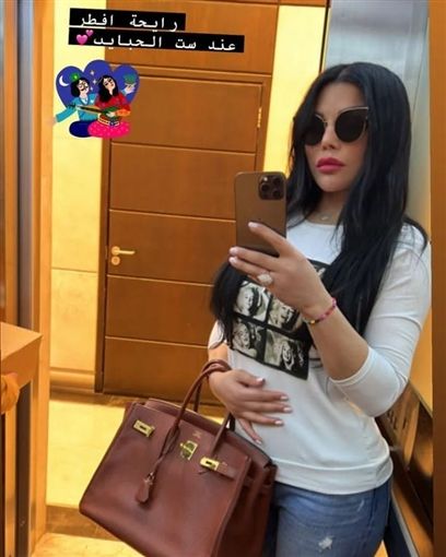 هيفاء وهبي فطرت و ريحت علي الكنبة من ” البط ” – شاهد