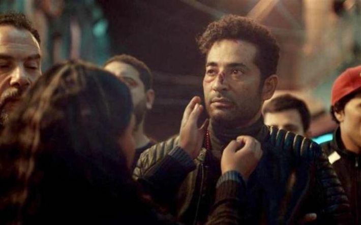 بالفيديو – إجبار عمرو سعد على تطليق زوجته وسط الشارع