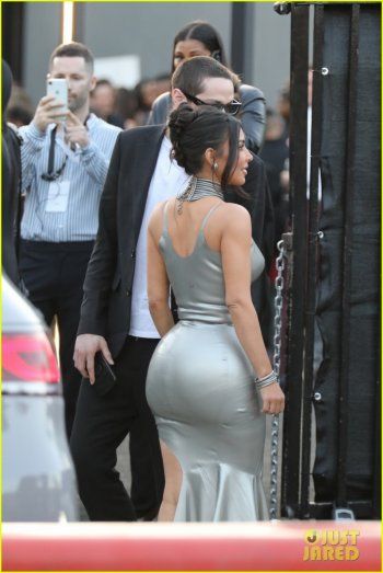 شاهد .. كيم كارداشيان بإطلالة مميزة باللون الفضي.. والجمهور يتفاعل