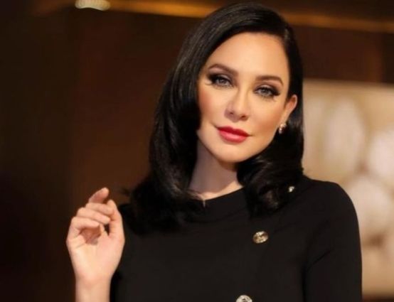 الاسود يليق بك.. سولاف فواخرجي تتألق في احدث ظهور لها – صور