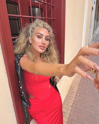 شاهد .. مايا دياب بإطلالة فريدة وجمالها محط الأنظار