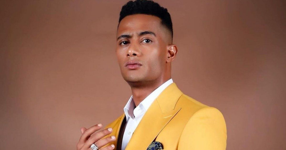 شاهد .. محمد رمضان بصورة مع إبنه في الطائرة.. والشبه بينهما حديث المتابعين