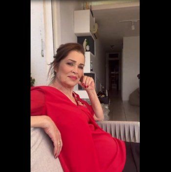 شاهد .. والدة سيرين عبد النور تحدث ضجة بظهورها.. والشبه بينهما كبير