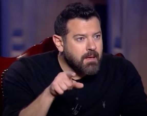 بسبب مني زكي .. عمرو يوسف ينفعل علي الهواء