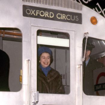 شاهد .. صورة نادرة للملكة إليزابيث من الذاكرة.. منذ أكثر من 50 عاماً