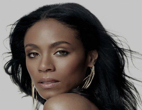 شاهد .. بالفيديو - جادا بينكت سميث بإطلالة ذهبية لافتة