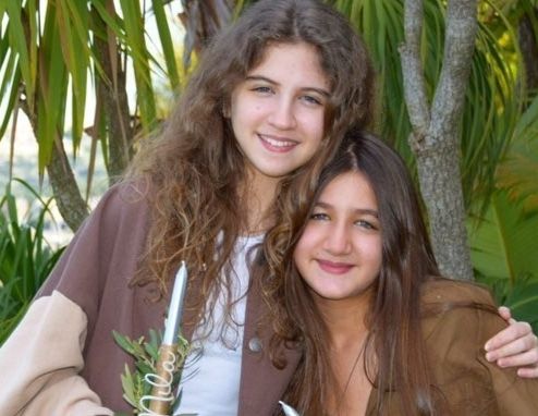 نانسي عجرم تنشر صورتين لبناتها في عيد الشعنينة- شاهد