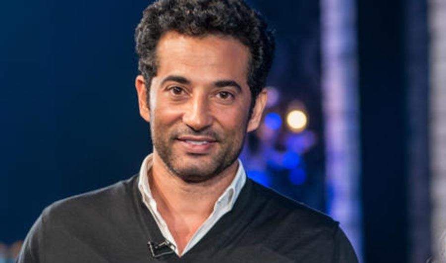 شاهد .. بالصورة - من سيارته الفارهة عمرو سعد يروج لمسلسله"توبة"