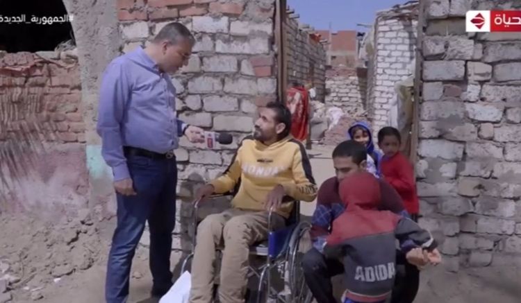 واحد من الناس يحقق حلم شاب مصاب بكسر فى الفقرات ويفك كربه بمبلغ مالى