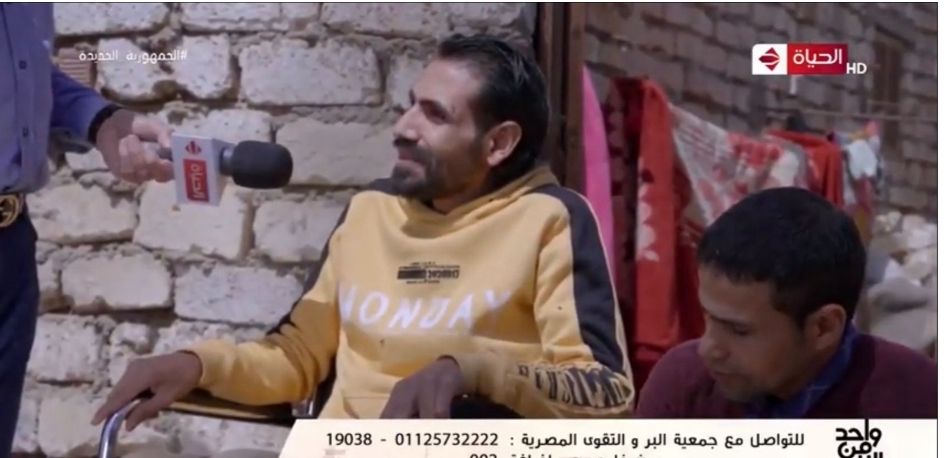 واحد من الناس يحقق حلم شاب مصاب بكسر فى الفقرات ويفك كربه بمبلغ مالى