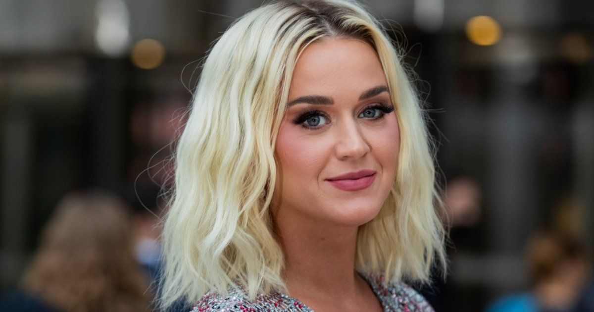 شاهد .. كاتي بيري بصور طريفة في هاواي