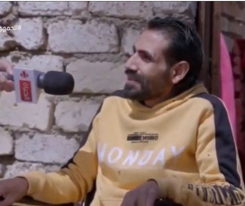 واحد من الناس يحقق حلم شاب مصاب بكسر فى الفقرات ويفك كربه بمبلغ مالى