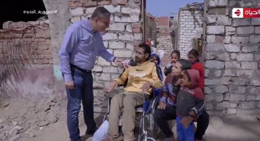 واحد من الناس يحقق حلم شاب مصاب بكسر فى الفقرات ويفك كربه بمبلغ مالى