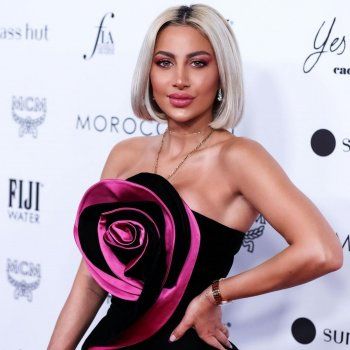 شاهد .. إطلالة رائعة لـ مودل روز.. وما الذي جمعها بـ باريس هليتون؟