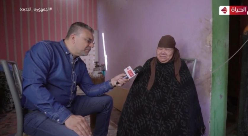 واحد من الناس يحقق حلم سيدة بمبلغ مالى يعينها على علاج والدتها