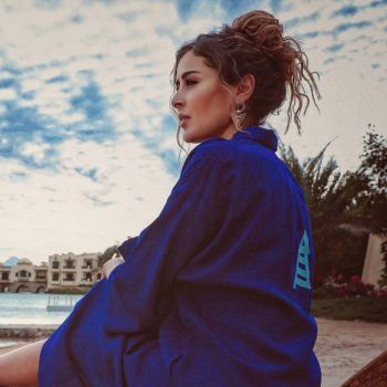 شاهد .. بالصورة- عائشة بن أحمد بإطلالة من أحد الشواطئ والمتابعون يعلّقون