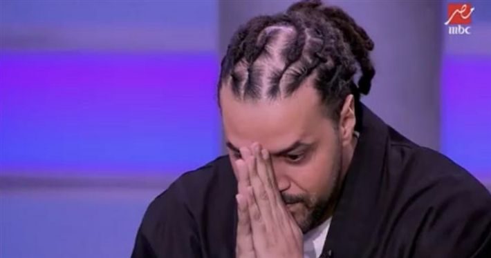 بالفيديو – إنهيار عبد الفتاح الجريني بالبكاء بسبب رحيل والديه