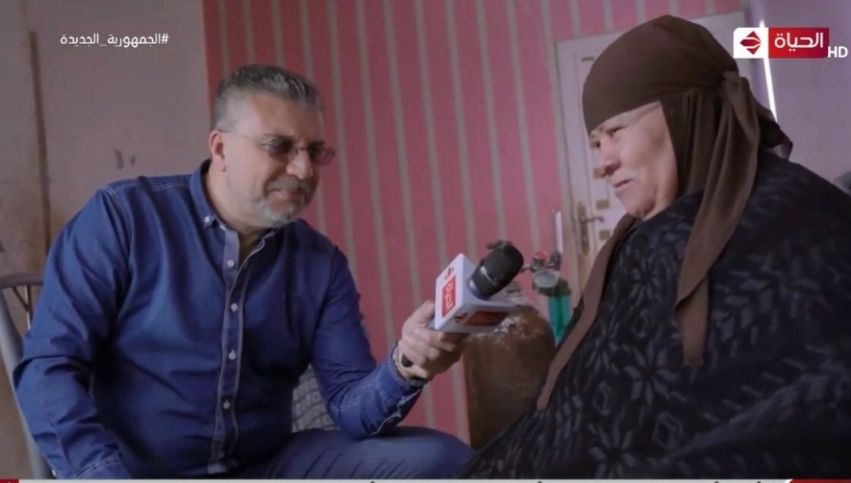 واحد من الناس يحقق حلم سيدة بمبلغ مالى يعينها على علاج والدتها