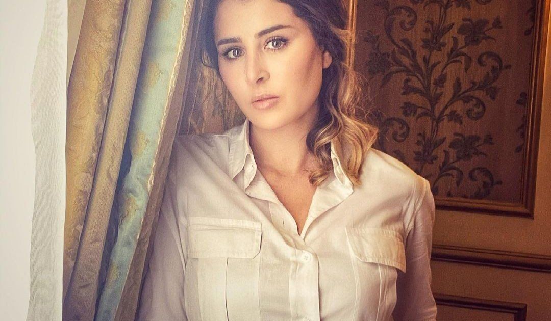 شاهد .. بالصورة- عائشة بن أحمد بإطلالة من أحد الشواطئ والمتابعون يعلّقون