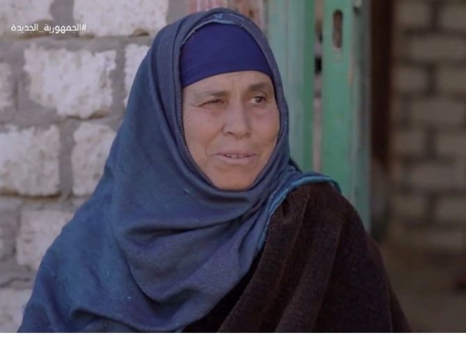 واحد من الناس يحقق حلم مسنة بمبلغ مالى يعينها على مصروفات علاجها