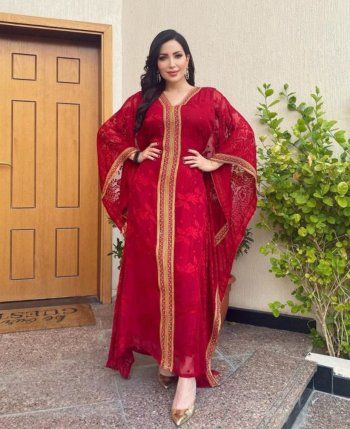 شاهد .. نسرين طافش فاتنة بعباءة حمراء-بالصور