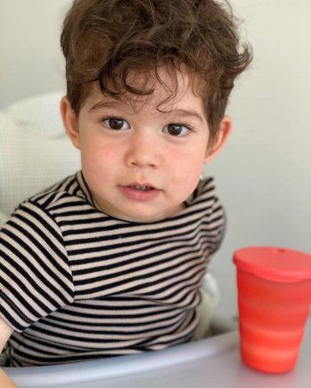 شاهد .. بالصور- بوراك أوزجيفيت وفهرية أفجين يحتفلان بعيد ميلاد ابنهما كاران ..شاهدوا طرافته