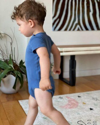 شاهد .. بالصور- بوراك أوزجيفيت وفهرية أفجين يحتفلان بعيد ميلاد ابنهما كاران ..شاهدوا طرافته