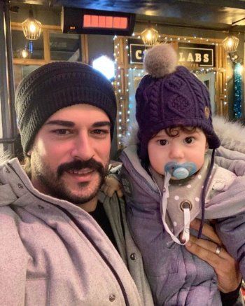 شاهد .. بالصور- بوراك أوزجيفيت وفهرية أفجين يحتفلان بعيد ميلاد ابنهما كاران ..شاهدوا طرافته