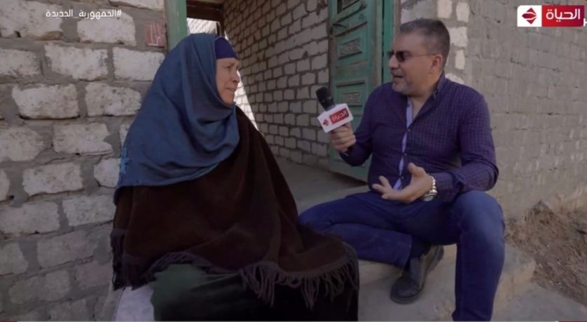 واحد من الناس يحقق حلم مسنة بمبلغ مالى يعينها على مصروفات علاجها