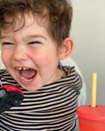 شاهد .. بالصور- بوراك أوزجيفيت وفهرية أفجين يحتفلان بعيد ميلاد ابنهما كاران ..شاهدوا طرافته