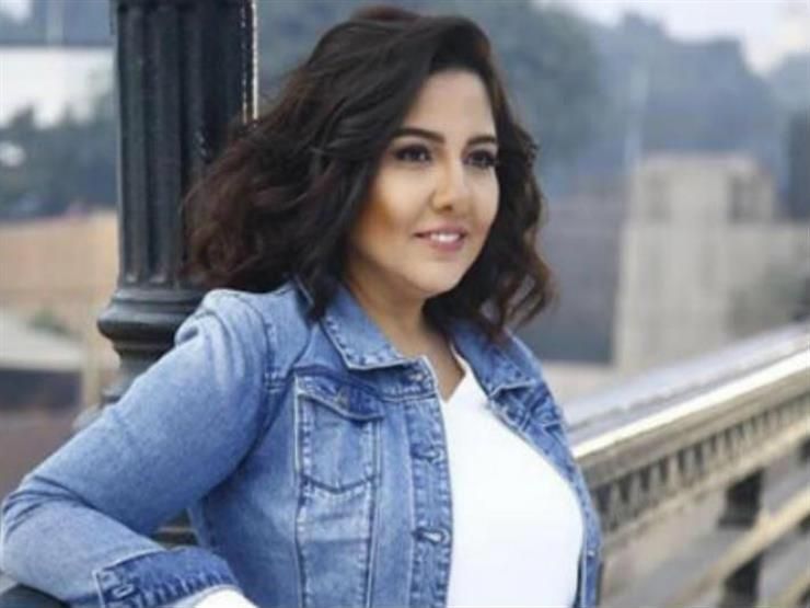 بالصور – مي كساب كانت بتحرق شيشة كل يوم