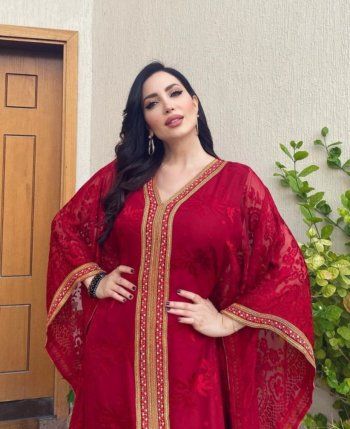 شاهد .. نسرين طافش فاتنة بعباءة حمراء-بالصور