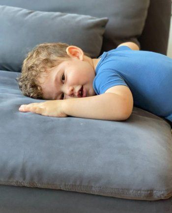 شاهد .. بالصور- بوراك أوزجيفيت وفهرية أفجين يحتفلان بعيد ميلاد ابنهما كاران ..شاهدوا طرافته