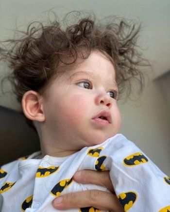 شاهد .. بالصور- بوراك أوزجيفيت وفهرية أفجين يحتفلان بعيد ميلاد ابنهما كاران ..شاهدوا طرافته