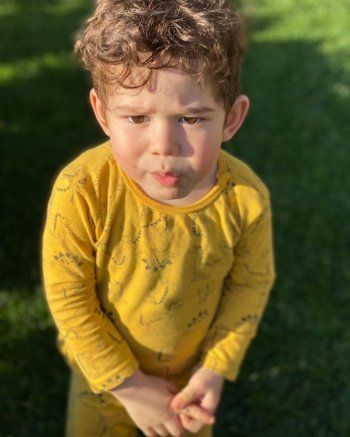 شاهد .. بالصور- بوراك أوزجيفيت وفهرية أفجين يحتفلان بعيد ميلاد ابنهما كاران ..شاهدوا طرافته