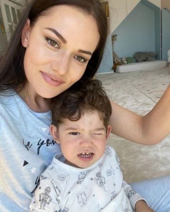 شاهد .. بالصور- بوراك أوزجيفيت وفهرية أفجين يحتفلان بعيد ميلاد ابنهما كاران ..شاهدوا طرافته