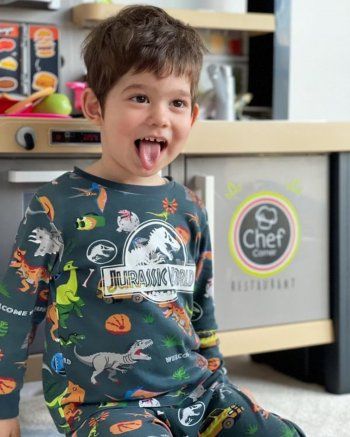 شاهد .. بالصور- بوراك أوزجيفيت وفهرية أفجين يحتفلان بعيد ميلاد ابنهما كاران ..شاهدوا طرافته