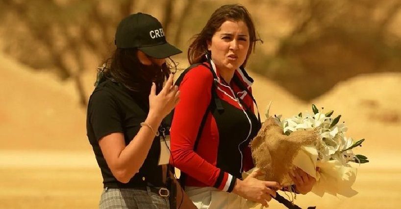 شاهد.. عائشة بن أحمد تضرب رامز جلال بعد المقلب