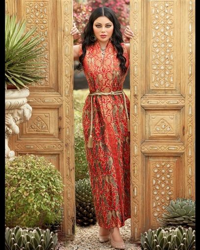 شاهد بنص عين – هيفاء وهبي بعباءة رمضانية بـ 25 ألف جنيه