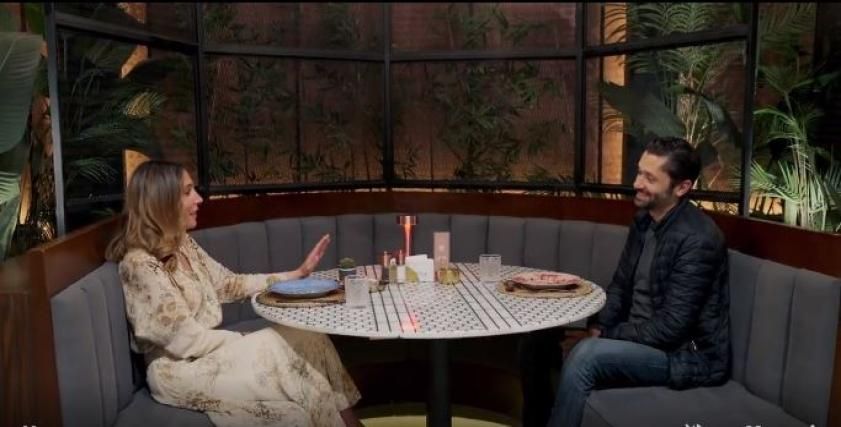 بالفيديو – بنات كريم محمود عبد العزيز ممنوعين من الظهور