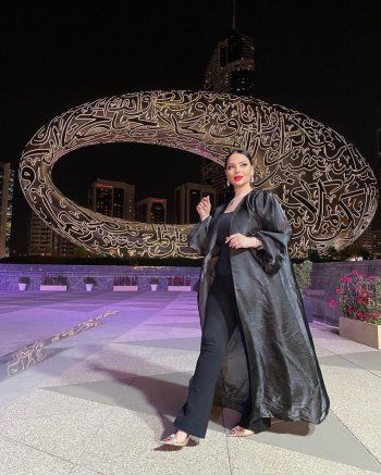 شاهد .. ديانا كرزون تطل من أمام أجمل مبنى في العالم