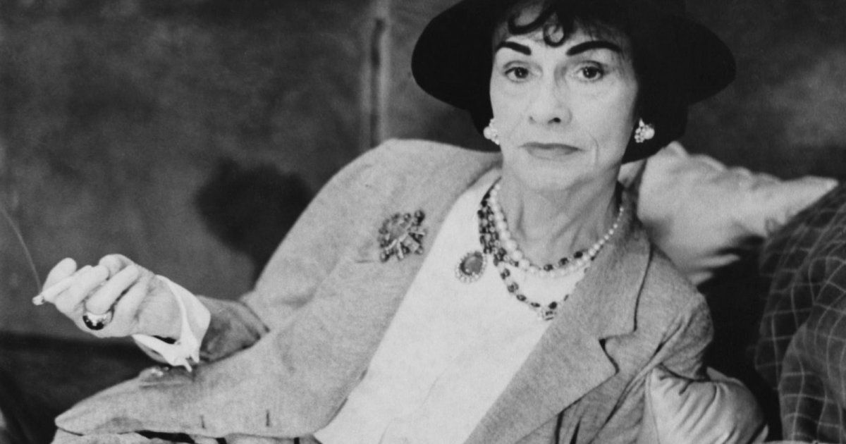 شاهد .. كوكو شانيل طبعت موضة القرن العشرين... حررت شكل المرأة وأدخلتها الى عصر الحداثة