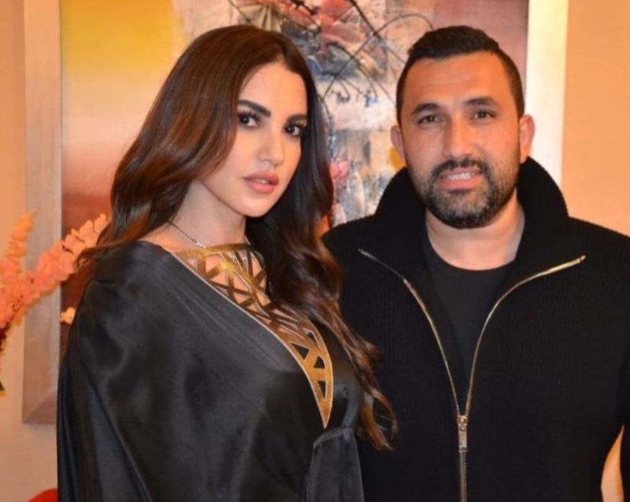 الاسود يليق بك.. درة تخطف الانظار برفقة زوجها بإطلالة رمضانية-شاهد