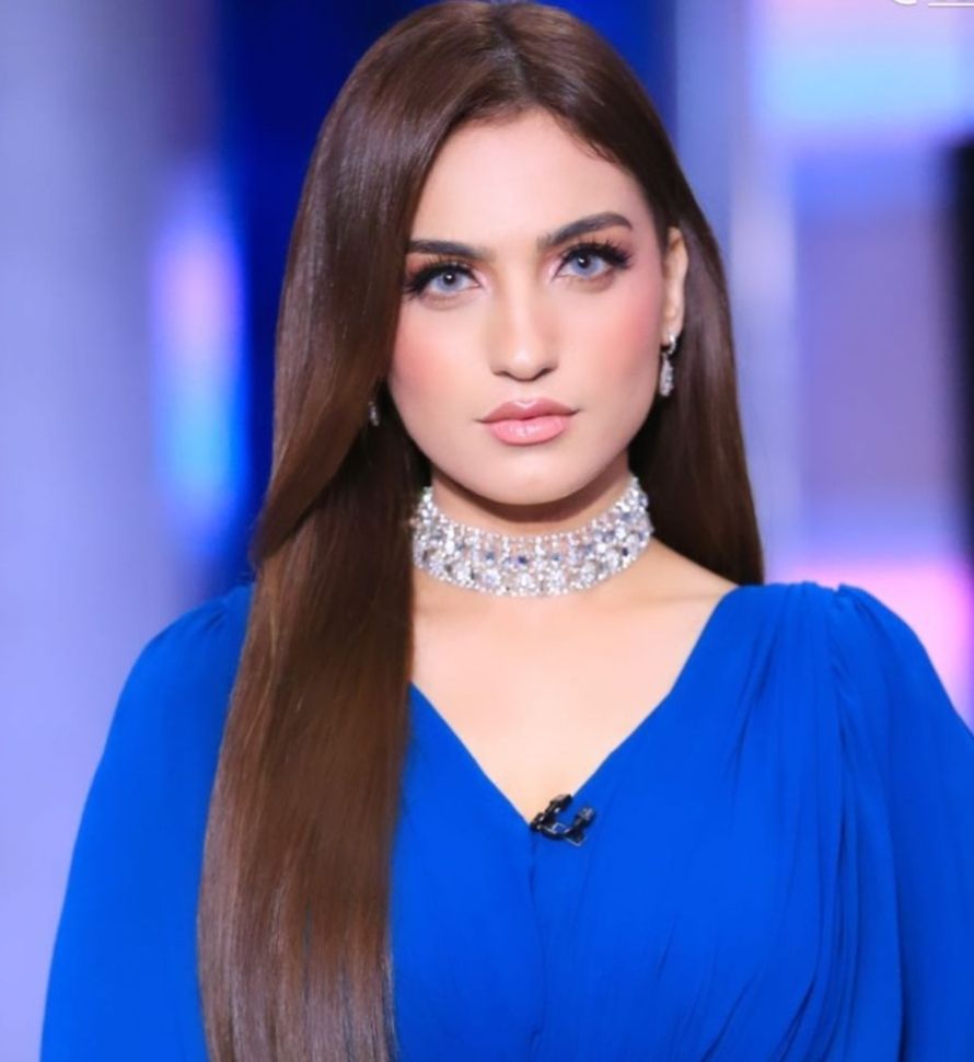 بالازرق الزهري.. ياسمين عز تسحر متابعيها بأحدث ظهور لها- شاهد