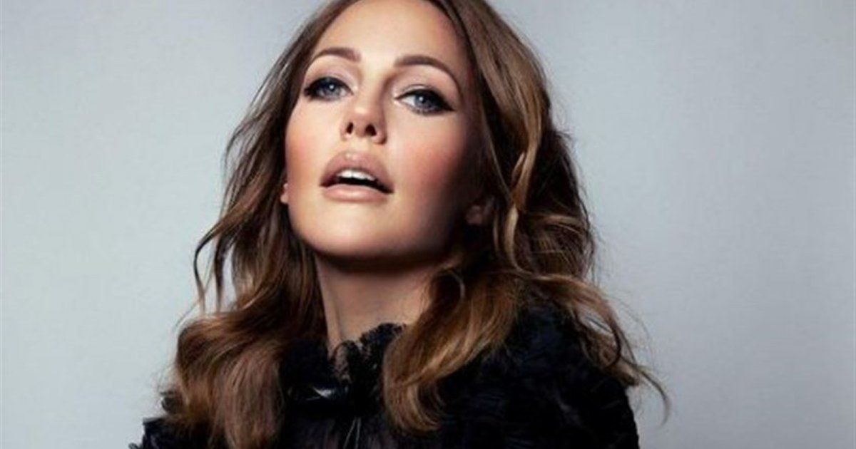 شاهد .. مريم أوزرلي تلاعب طفلتيها في حوض السباحة بلقطات عفوية – بالفيديو